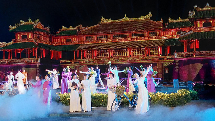 Tà áo dài nữ sinh xứ Huế đẹp mộng mơ. Tà áo dài nữ sinh xứ Huế đẹp mộng mơ.