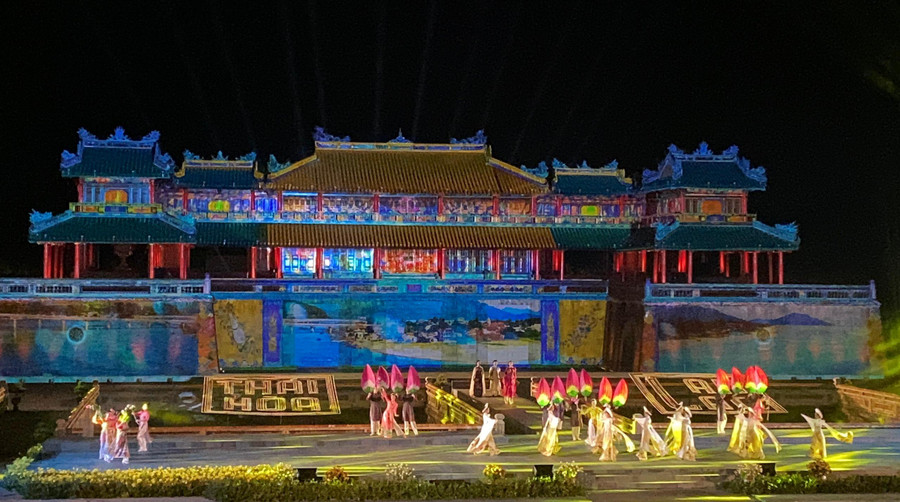 Màn trình chiếu kết hợp với ánh sáng tạo nên khung cảnh tuyệt đẹp tại Lễ khai mạc. Màn trình chiếu kết hợp với ánh sáng tạo nên khung cảnh tuyệt đẹp tại Lễ khai mạc.