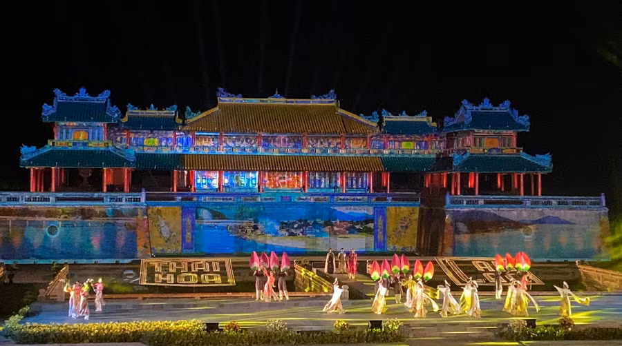 Màn trình chiếu kết hợp với ánh sáng tạo nên khung cảnh tuyệt đẹp tại Lễ khai mạc.