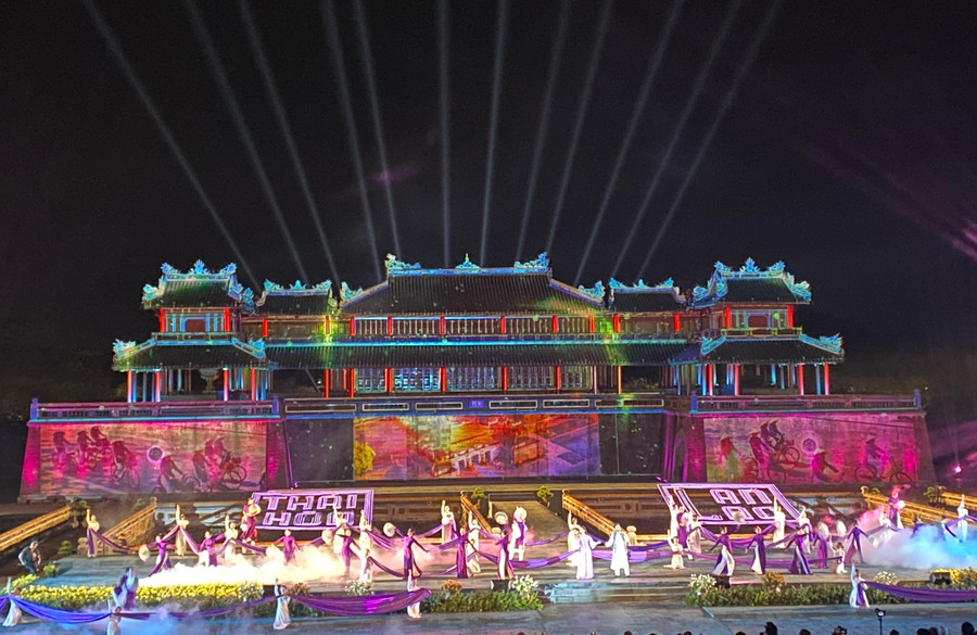 Màn múa áo dài tím Huế. Màn múa áo dài tím Huế.