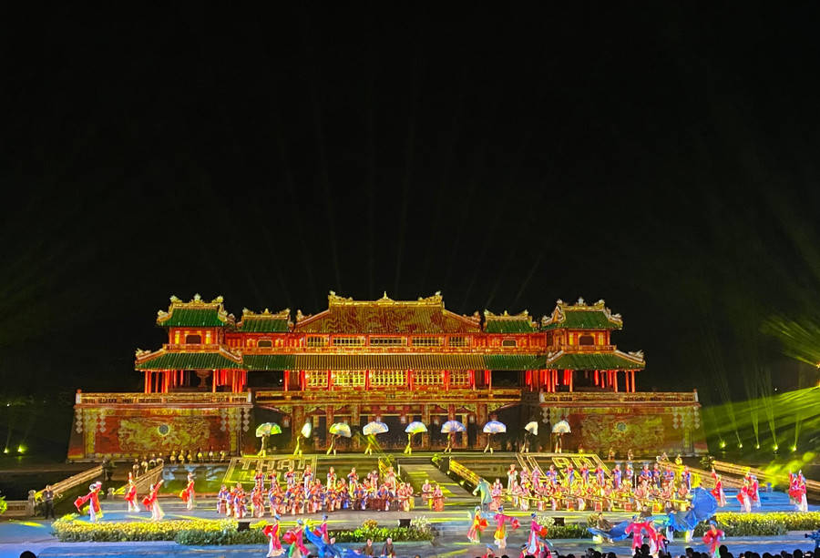 Đêm khai mạc quy tụ nhiều đoàn nghệ thuật như: Nhà hát Nghệ thuật cung đình Huế, Học viện Âm nhạc Huế, Học viện Âm nhạc quốc gia Việt Nam, Nhà hát Ca múa nhạc Việt Nam... và các nhóm nhạc, ca sĩ, người mẫu nổi tiếng trên khắp cả nước tham gia. Đêm khai mạc quy tụ nhiều đoàn nghệ thuật như: Nhà hát Nghệ thuật cung đình Huế, Học viện Âm nhạc Huế, Học viện Âm nhạc quốc gia Việt Nam, Nhà hát Ca múa nhạc Việt Nam... và các nhóm nhạc, ca sĩ, người mẫu nổi tiếng trên khắp cả nước tham gia.