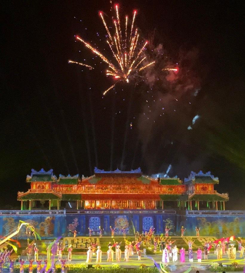 Ngọ Môn cổ kính làm nền quá hoành tráng cho đêm khai mạc. Ngọ Môn cổ kính làm nền quá hoành tráng cho đêm khai mạc.