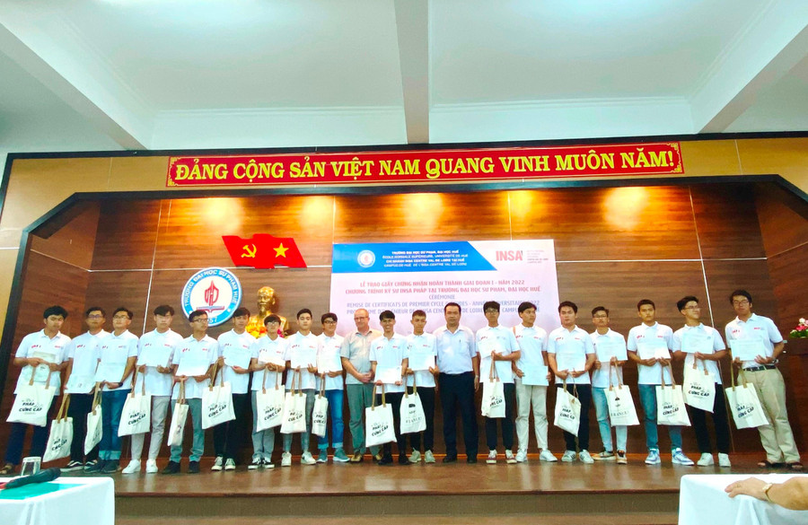 Trao Giấy chứng nhận hoàn thành giai đoạn I, Khóa 12 Chương tình Kỹ sư INSA cho các em SV hoàn thành khóa học. Trao Giấy chứng nhận hoàn thành giai đoạn I, Khóa 12 Chương tình Kỹ sư INSA cho các em SV hoàn thành khóa học.