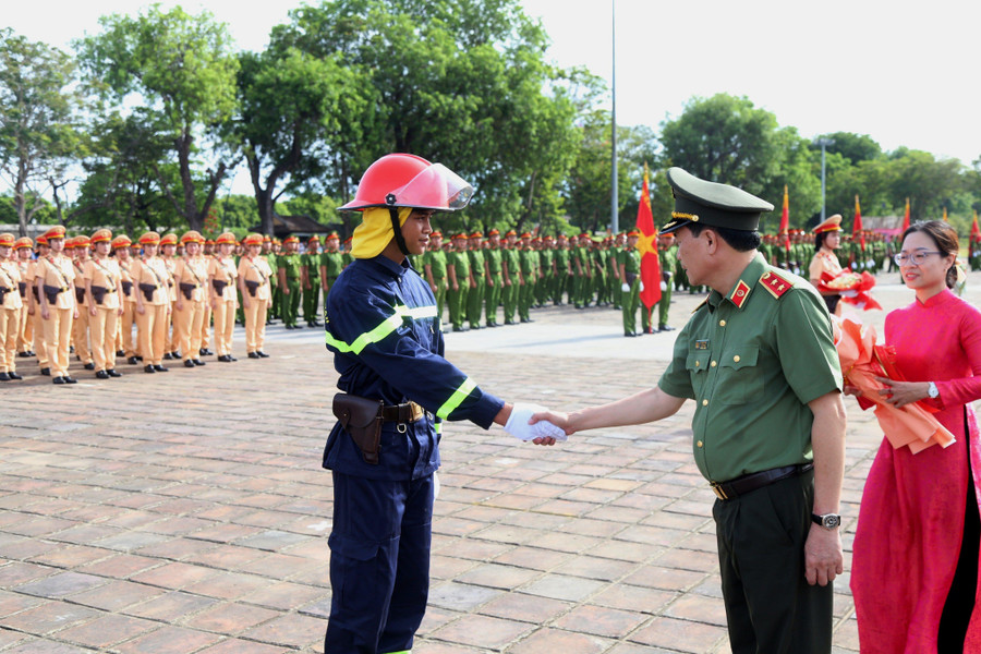 Trung tướng Lê Quốc Hùng – Thứ trưởng Bộ Công an bắt tay động viên các chiến sĩ. Theo Trung tướng Lê Quốc Hùng, Hội thi nhằm nâng cao bản lĩnh, trình độ bắn súng, võ thuật và kỹ năng sử dụng vũ khí, công cụ hỗ trợ trong đấu tranh trấn áp tội phạm của cán bộ chiến sĩ; góp phần siết chặt kỷ luật, kỷ cương và xây dựng lực lượng Công an nhân dân cách mạng, chính quy, tinh nhuệ, hiện đại. Trung tướng Lê Quốc Hùng – Thứ trưởng Bộ Công an bắt tay động viên các chiến sĩ. Theo Trung tướng Lê Quốc Hùng, Hội thi nhằm nâng cao bản lĩnh, trình độ bắn súng, võ thuật và kỹ năng sử dụng vũ khí, công cụ hỗ trợ trong đấu tranh trấn áp tội phạm của cán bộ chiến sĩ; góp phần siết chặt kỷ luật, kỷ cương và xây dựng lực lượng Công an nhân dân cách mạng, chính quy, tinh nhuệ, hiện đại.