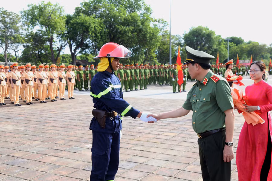 Trung tướng Lê Quốc Hùng – Thứ trưởng Bộ Công an bắt tay động viên các chiến sĩ. Theo Trung tướng Lê Quốc Hùng, Hội thi nhằm nâng cao bản lĩnh, trình độ bắn súng, võ thuật và kỹ năng sử dụng vũ khí, công cụ hỗ trợ trong đấu tranh trấn áp tội phạm của cán bộ chiến sĩ; góp phần siết chặt kỷ luật, kỷ cương và xây dựng lực lượng Công an nhân dân cách mạng, chính quy, tinh nhuệ, hiện đại.