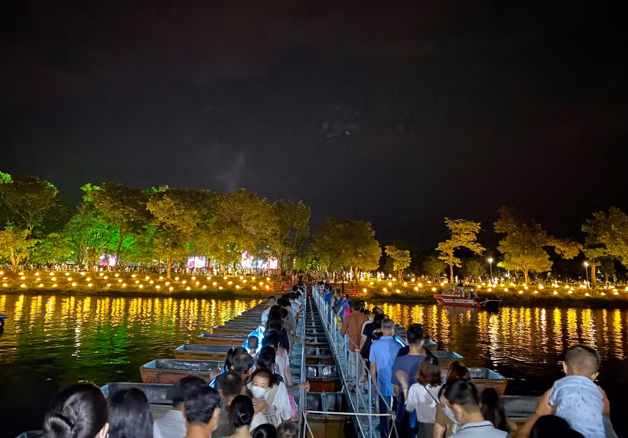 Người dân và du khách đi qua cầu phao vào cồn Dã Viên để xem chương trình Gala "Chào Huế".