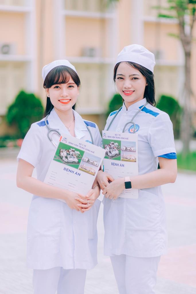 Sinh viên Trường Cao đẳng Y tế Huế học thực hành. Sinh viên Trường Cao đẳng Y tế Huế học thực hành.