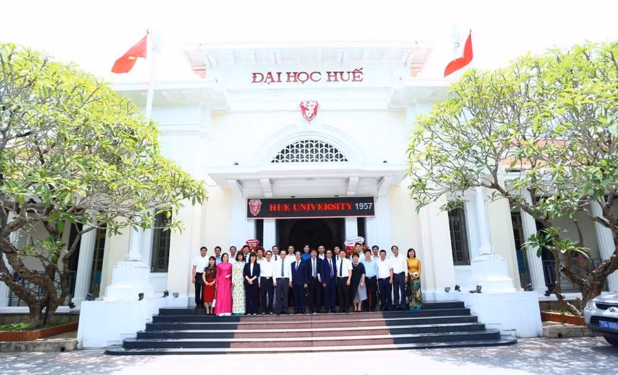 Đoàn làm việc chụp ảnh lưu niệm cùng lãnh đạo chủ chốt ĐH Huế.