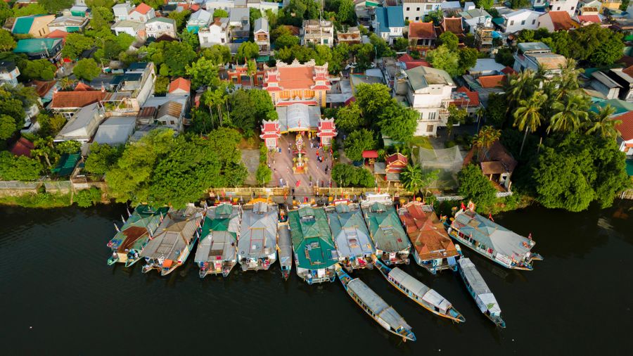 Thuyền rồng di chuyển đường sông tại lễ hội Điện Huệ Nam - Huế năm 2022.