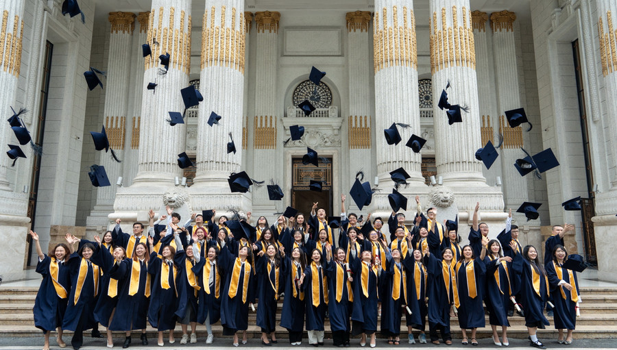 Niềm vui bất tận trong ngày lễ tốt nghiệp của sinh viên VinUni. Niềm vui bất tận trong ngày lễ tốt nghiệp của sinh viên VinUni.