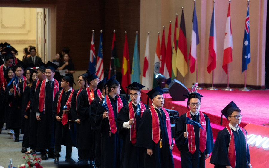 Các tân khoa tiến vào lễ đường. Các tân khoa tiến vào lễ đường.