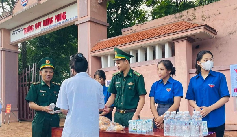 Từ miền biên giới, các chiến sĩ biên phòng cùng đoàn viên thanh niên hỗ trợ thí sinh vùng cao dự thi.