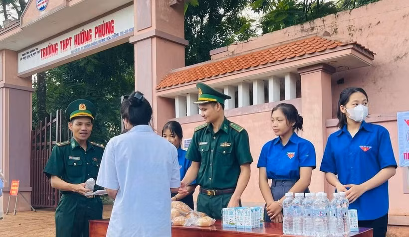 Từ miền biên giới, các chiến sĩ biên phòng cùng đoàn viên thanh niên hỗ trợ thí sinh vùng cao dự thi.