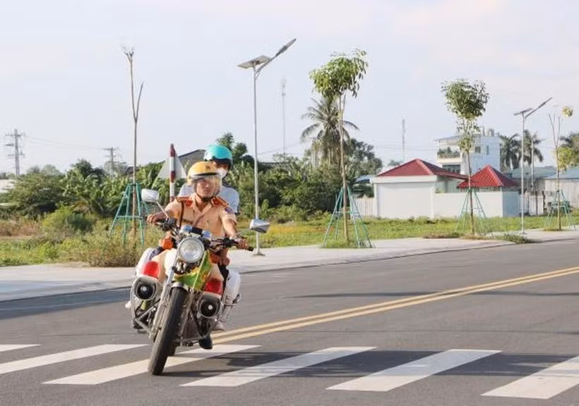 Cảnh sát giao thông Bạc Liêu sử dụng xe chuyên dụng chở thí sinh về nhà lấy giấy tờ bỏ quên kịp thời đến điểm thi sáng ngày 28/6.