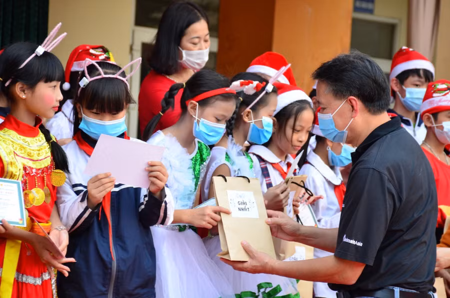 Tiến sĩ Tuấn Bendixsen - Trưởng đại diện Animals Asia Vietnam - trao giải nhất cho các em học sinh có chậu cây khoẻ đẹp nhất.