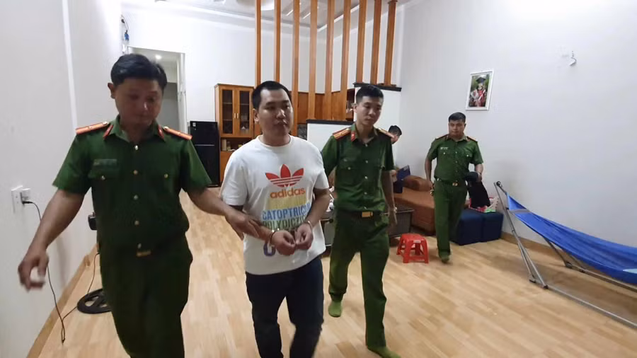 Cơ quan Công an thi hành lệnh bắt tạm giam Nguyễn Minh Trúc - Ảnh: TT.