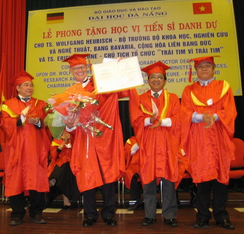 Đại học Đà Nẵng phong tặng tiến sĩ danh dự cho hai công dân Đức ảnh 2