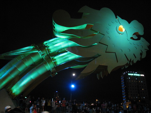 Sau 22 giờ, nhiều người dân vẫn nán lại trong sự nuối tiếc