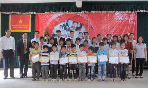 Prudential Việt Nam trao 20 suất học bổng cho HS huyện Ba Vì, Hà Nội