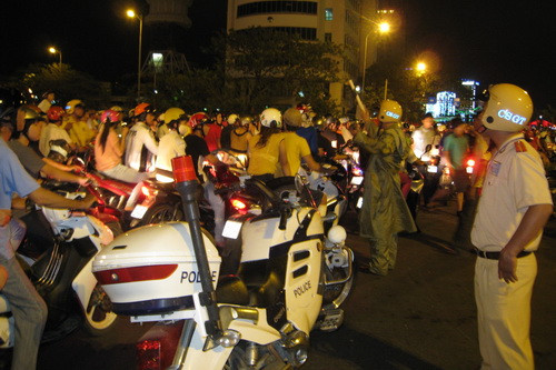 Lực lượng cảnh sát giao thông nỗ lực phân làn, đảm bảo giao thông tại các trực đường tiếp giáp khu vực cầu Rồng