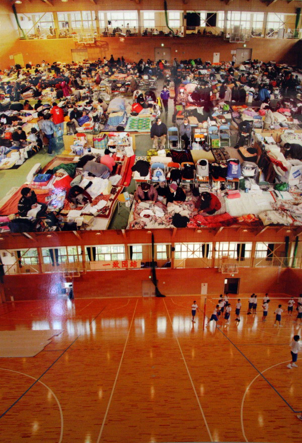 Trở lại bình thường – Thành phố Rikuzentakana, tỉnh Iwate (Nhà tập thể thao của một trường THCS đã biến thành khu vực lánh nạn sau khi động đất (21/3/2011). Mọi thứ đều nhanh chóng trở lại hoạt động bình thường khi kỳ học thứ hai bắt đầu (5/9/2011). 