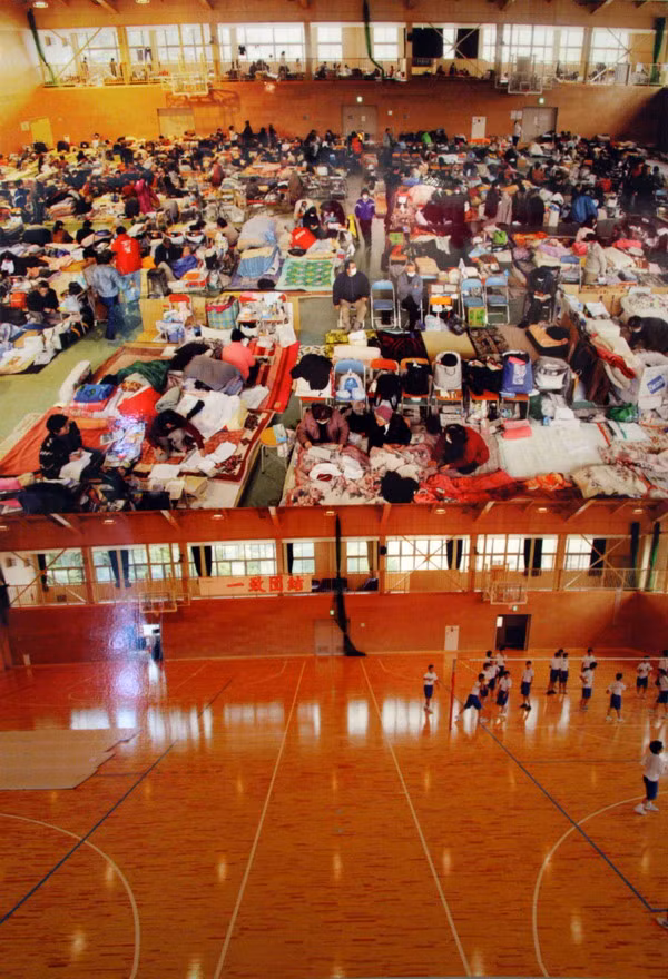 Trở lại bình thường – Thành phố Rikuzentakana, tỉnh Iwate (Nhà tập thể thao của một trường THCS đã biến thành khu vực lánh nạn sau khi động đất (21/3/2011). Mọi thứ đều nhanh chóng trở lại hoạt động bình thường khi kỳ học thứ hai bắt đầu (5/9/2011). 