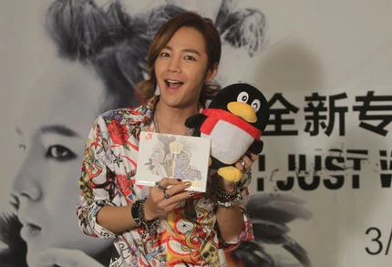 Jang Geun Suk tự tin diện quần rách lên sân khấu