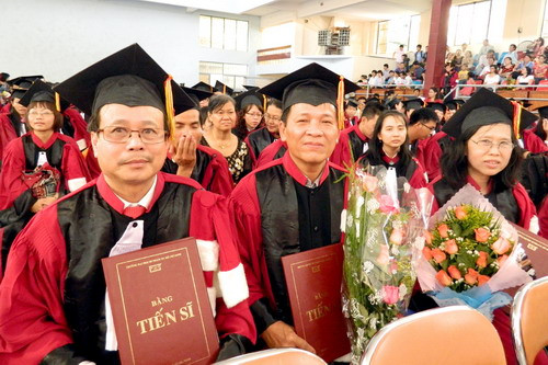 Thêm 10 tiến sĩ và 868 thạc sĩ tốt nghiệp