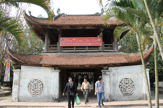 Dịp năm đầu mới (sau Tết Nguyên Đán), chùa Bút Tháp rất đông du khách thập phương về du xuân vãng cảnh