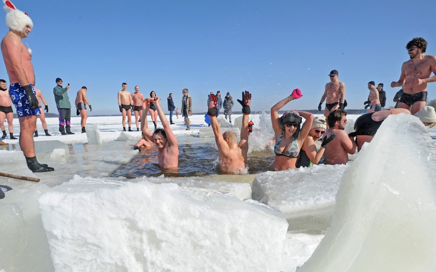 Những hình ảnh ấn tượng trong tuần ảnh 8 Swimmers enjoy a dip in the icy water of the Zegrzynski lake in Nieporet near Warsaw, Poland