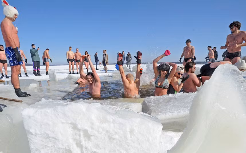 Những hình ảnh ấn tượng trong tuần ảnh 8 Swimmers enjoy a dip in the icy water of the Zegrzynski lake in Nieporet near Warsaw, Poland