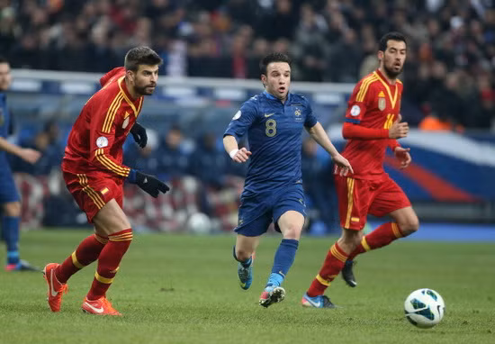 Tây Ban Nha thắng Pháp để đòi lại ngôi đầu bảng