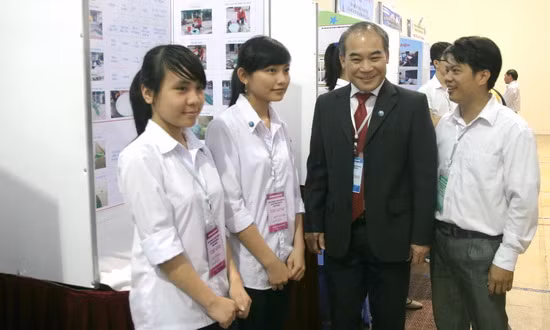 Thứ trưởng Nguyễn Vinh Hiển trò chuyện với các thí sinh tham dự cuộc thi. Ảnh: gdtd.vn