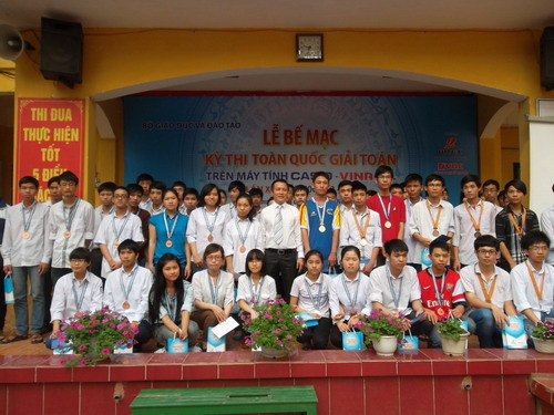 Các em học sinh đạt giải nhận phần thưởng từ nhà tài trợ