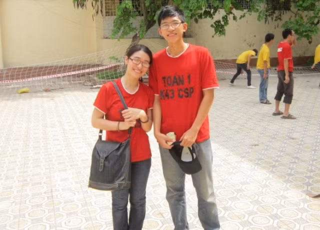 Thủ khoa Lê Thành Đạt (phải). Ảnh: gdtd.vn