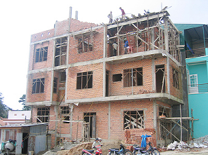 Nguồn vốn ngân hàng và nguồn tiền trong dân vẫn là kênh huy động chính cho thị trường bất động sản.