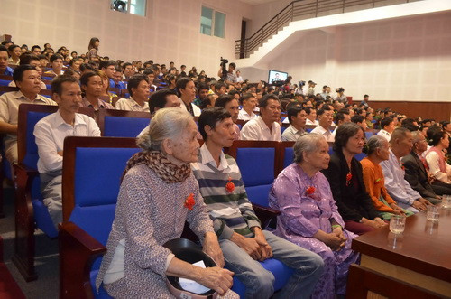 Đông đảo cán bộ, chiến sĩ, thân nhân các liệt sĩ, người dân và thế hệ trẻ có mặt tại buổi giao lưu