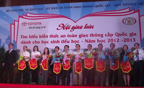 Ban tổ chức trao cờ lưu niệm cho các trưởng đoàn các tỉnh tham dự ngày hội. ban tổ chức trao cờ lưu niệm cho các trưởng đoàn các tỉnh tham dự ngày hội.