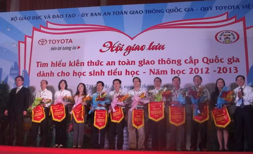 ban tổ chức trao cờ lưu niệm cho các trưởng đoàn các tỉnh tham dự ngày hội.