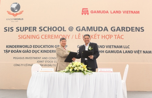 Ông Ricky Tan – Chủ tịch Tập đoàn giáo dục KinderWorld và ông Cheong Ho Kuan – Tổng Giám đốc Gamuda Land Việt Nam cùng ký kết thỏa thuận hợp tác