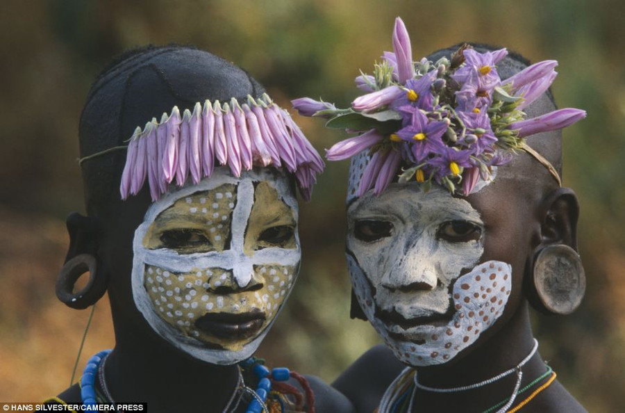 Two of a kind: Two children from one of the Omo tribes which populate the remote Omo Valley in Ethiopia Read more: http://www.dailymail.co.uk/news/article-2294456/Painted-faces-scarred-bodies-wooden-guns-extravagant-headdresses-Amazing-photographs-reveal-lost-world-Omo-tribes-Ethiopia.html#ixzz2Nn6oJ6C4 Follow us: @MailOnline on Twitter | DailyMail on Facebook