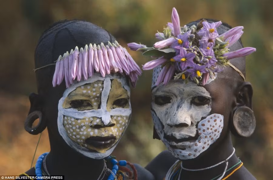 Two of a kind: Two children from one of the Omo tribes which populate the remote Omo Valley in Ethiopia Read more: http://www.dailymail.co.uk/news/article-2294456/Painted-faces-scarred-bodies-wooden-guns-extravagant-headdresses-Amazing-photographs-reveal-lost-world-Omo-tribes-Ethiopia.html#ixzz2Nn6oJ6C4 Follow us: @MailOnline on Twitter | DailyMail on Facebook