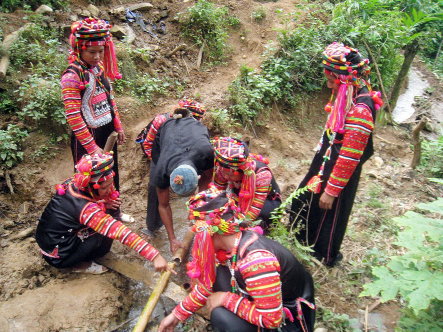 Những người phụ nữ Hà Nhì bên mó nước đầu bản