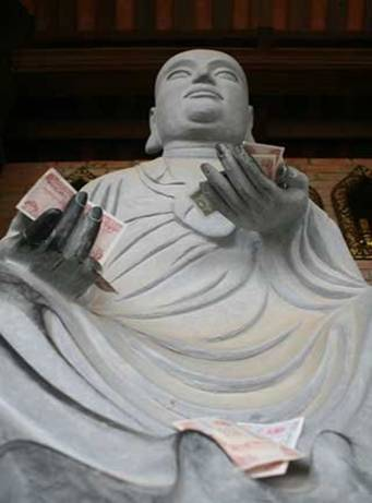 Cài tiền lên tượng Phật để cầu xin