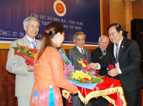 Thứ trưởng Trần Quang Quý tặng hoa cho những người có đóng góp cho công tác NCKH và thành lập CLB KHCN các trường ĐH Kỹ Thuật