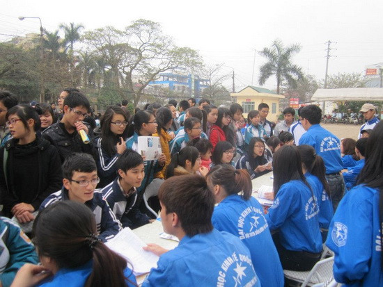 Một buổi tư vấn tuyển sinh của sinh viên ĐHKTQD. Ảnh: gdtd.vn