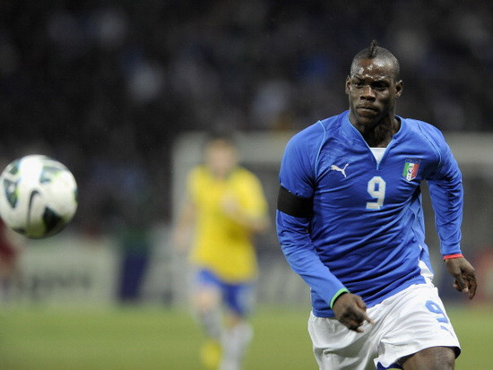 Balotelli để lại dấu ấn với bàn thắng tuyệt đẹp