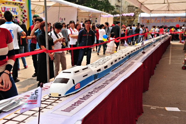 Chiếc bánh được vận chuyển đến sân vận động Trường ĐH Hà Nội từng đoạn, sau đó được khớp nối lại. Ảnh: NN