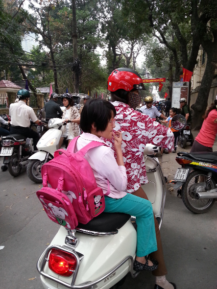 Phụ huynh đừng ngại đội mũ bảo hiểm cho con