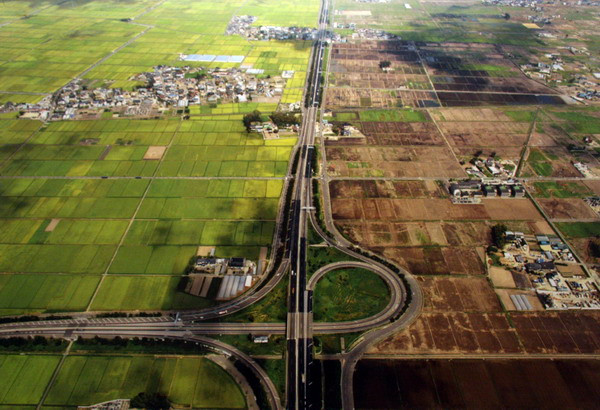 Mặt hoang tàn và tươi sáng – đường cao tốc Sendai – tobu (thành phố Sendai, quận Miyagi) với danh giới phía Tây là những cánh đồng lúa trổ bông chuẩn bị vụ mùa bội thu, trong khi phía Đông không thể trồng trọt vì đất đã bị nhiễm muối mặn từ đợt sóng thần.